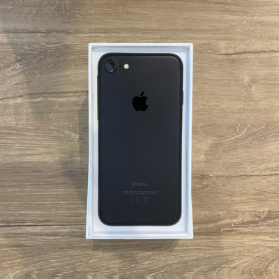 Apple iPhone 7 32GB Black Független, kiállított termék